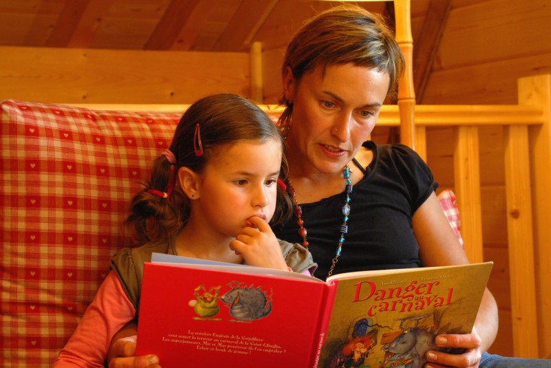 Famille dans un chalet