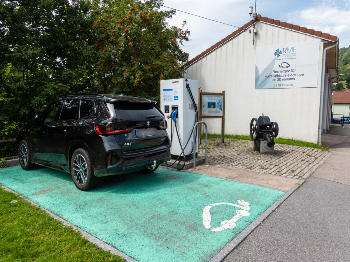 borne-rechargemen-vehicules-eletriques-la-bresse-2