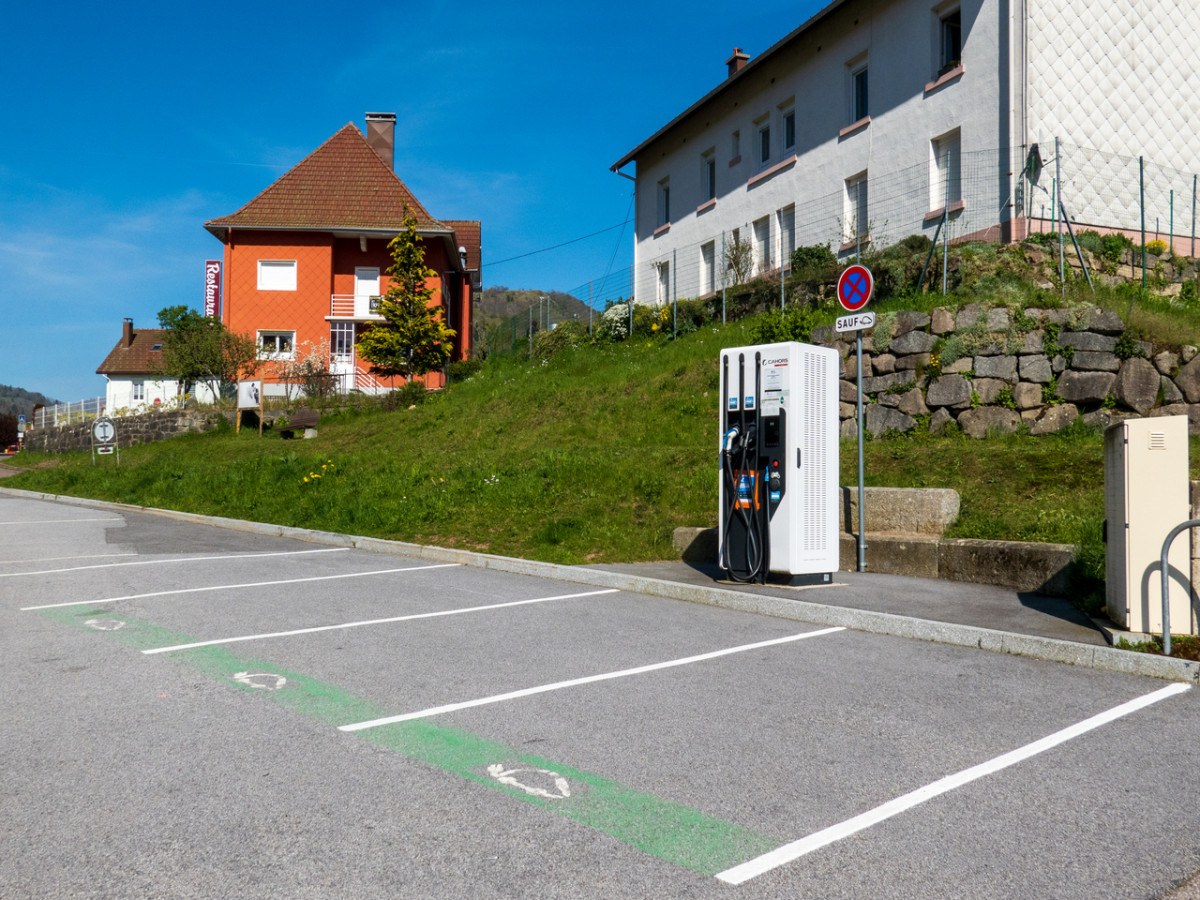 borne-rechargement-vehicules-eletriques-labresse-piscine-2