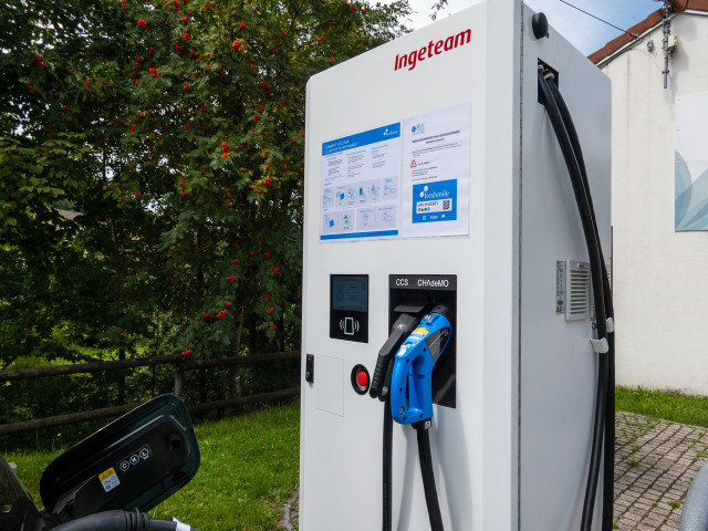 borne-rechargemen-vehicules-eletriques-la-bresse-1