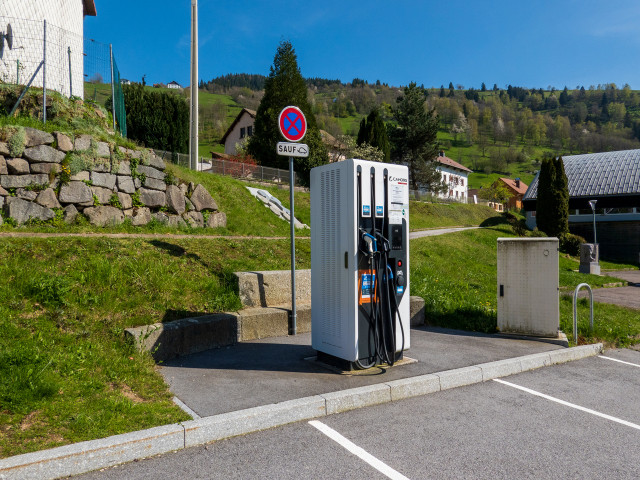 borne-rechargement-vehicules-eletriques-labresse-piscine-1